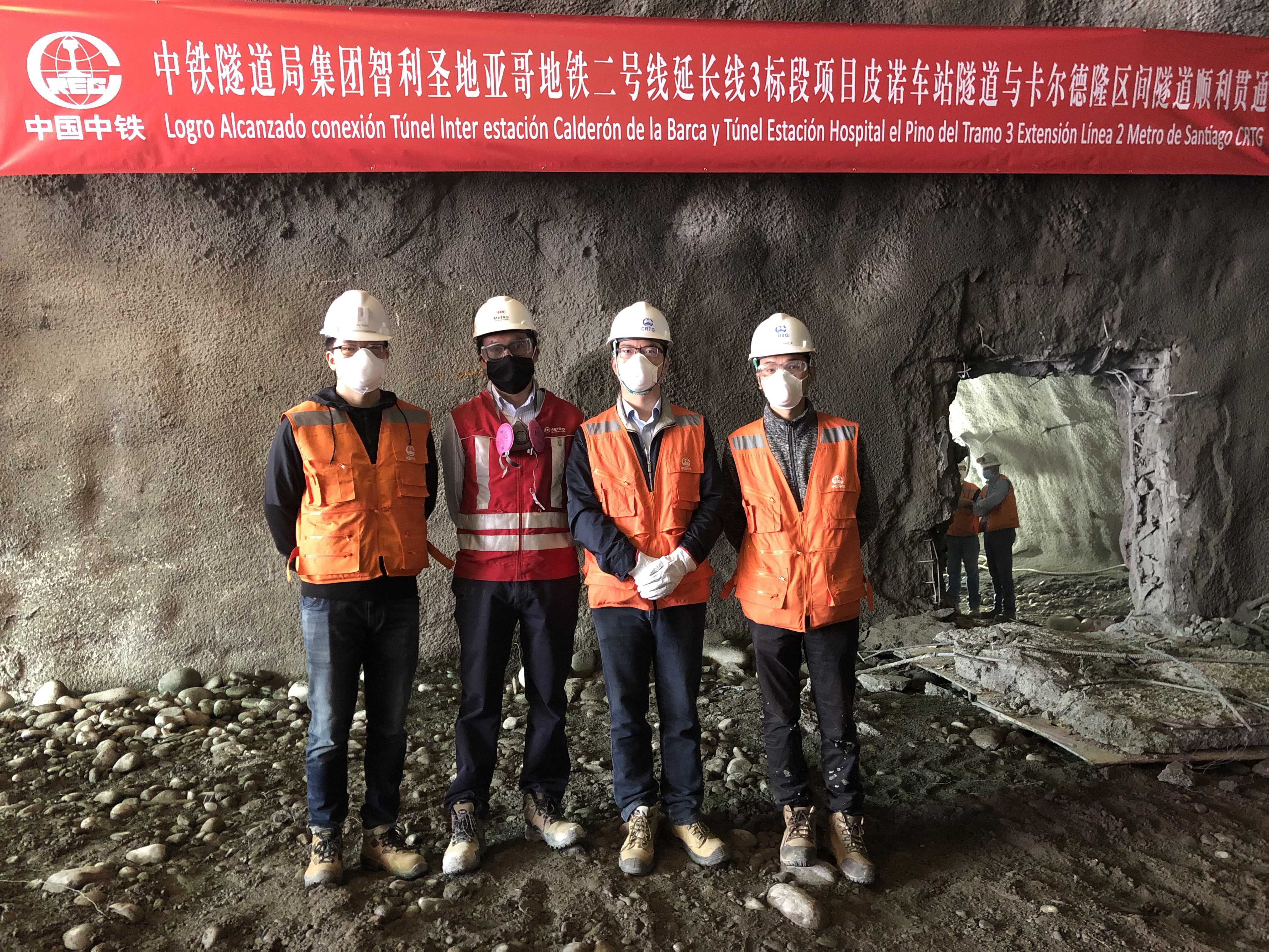 贯通现场与业主合影